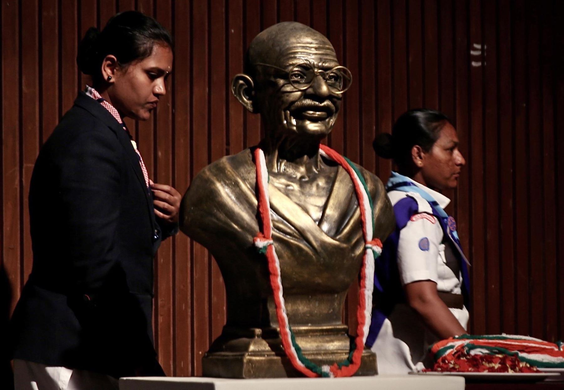Los miembros de Bharath Scouts, la asociación nacional de Escultismo y Guidismo de la India, rinden homenaje en un busto de Mahatma Gandhi en su 75.º aniversario de la muerte en Bangalore, India, el 30 de enero de 2023. El evento marca la memoria del 