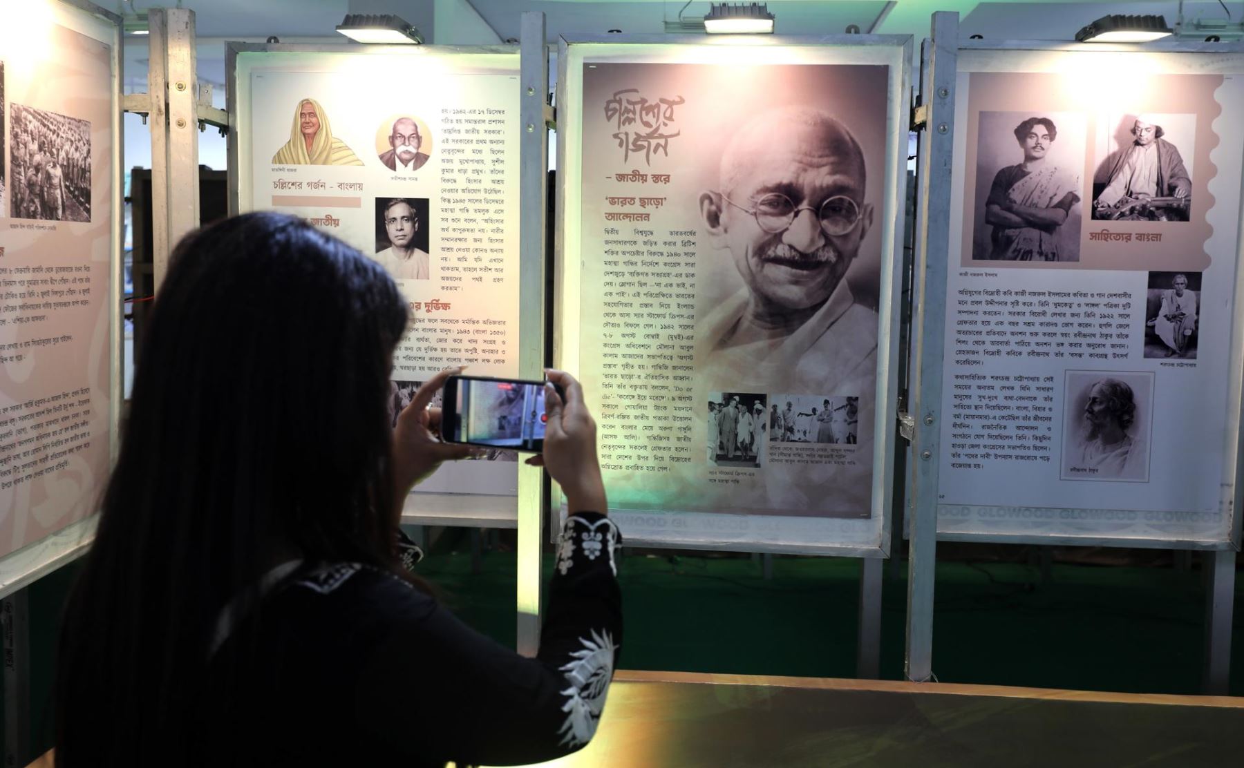 Una mujer fotografía el contenido de un libro sobre Gandhi exhibido en un stand de libros en su 75º aniversario de la muerte, en la Feria Internacional del Libro de Calcuta, Calcuta, India, 30 de enero de 2023. El Día de los Mártires se celebra anualmente el 30 de enero en India para conmemorar la muerte del padre de la nación, Mahatma Gandhi, quien fue asesinado por Nathuram Vinayak Godse el 30 de enero de 1948. El día se observa como un día de paz y no violencia.


Foto: EFE