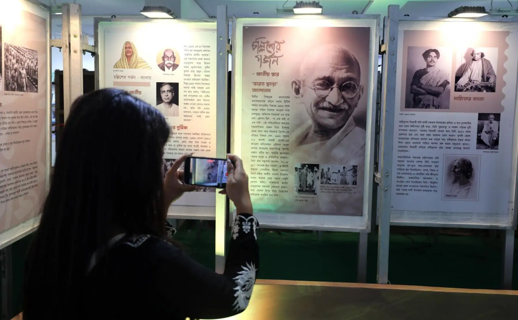Una mujer fotografía el contenido de un libro sobre Gandhi exhibido en un stand de libros en su 75º aniversario de la muerte, en la Feria Internacional del Libro de Calcuta, Calcuta, India, 30 de enero de 2023. El Día de los Mártires se celebra anualmente el 30 de enero en India para conmemorar la muerte del padre de la nación, Mahatma Gandhi, quien fue asesinado por Nathuram Vinayak Godse el 30 de enero de 1948. El día se observa como un día de paz y no violencia.


Foto: EFE