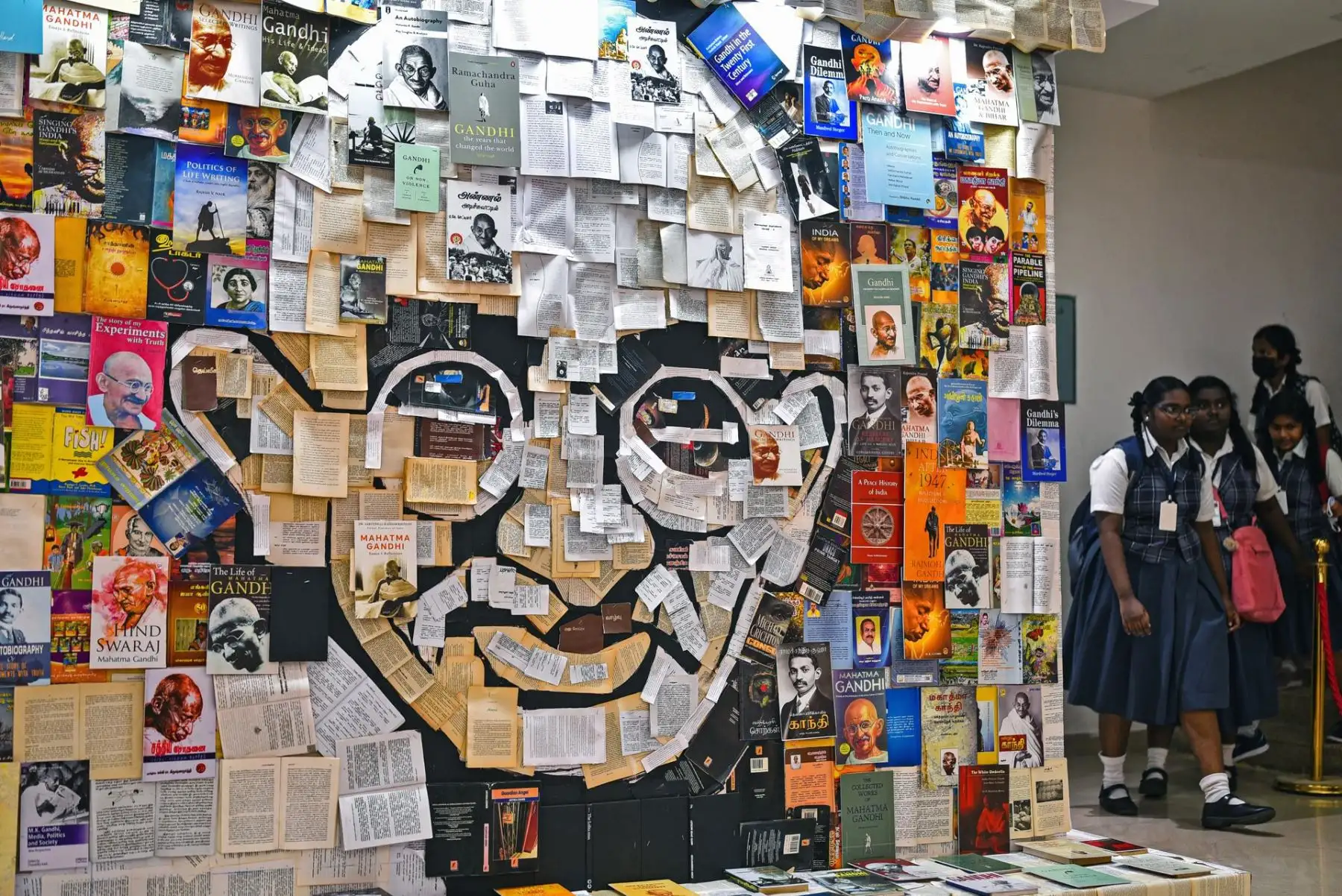 Estudiantes de la escuela caminan junto a un mosaico de papel que representa a Mohandas Karamchand Gandhi con motivo del Día del Mártir, marcando su 75 aniversario de muerte en el Museo Egmore en Chennai, India, el 30 de enero de 2023. El Día del Mártir es observado anualmente el 30 de enero en India para conmemorar la muerte del padre de la nación, Mahatma Gandhi, quien fue asesinado por Nathuram Vinayak Godse el 30 de enero de 1948. El día se observa como un día de paz y no violencia.

Foto: EFE