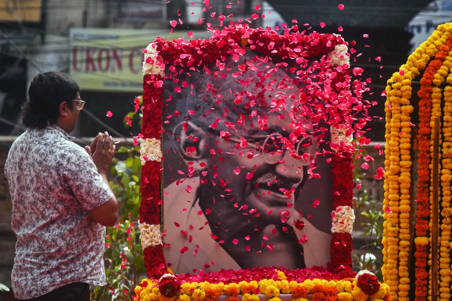 Un hombre rinde homenaje floral a un retrato de Mohandas Karamchand Gandhi para conmemorar su 75 aniversario de la muerte en el Día del Mártir, en el Museo Egmore en Chennai, India, el 30 de enero de 2023. El Día del Mártir se celebra anualmente el 30 de enero en la India para conmemorar la muerte del padre de la nación, Mahatma Gandhi, quien fue asesinado por Nathuram Vinayak Godse el 30 de enero de 1948. El día se observa como un día de paz y no violencia.

Foto: EFE