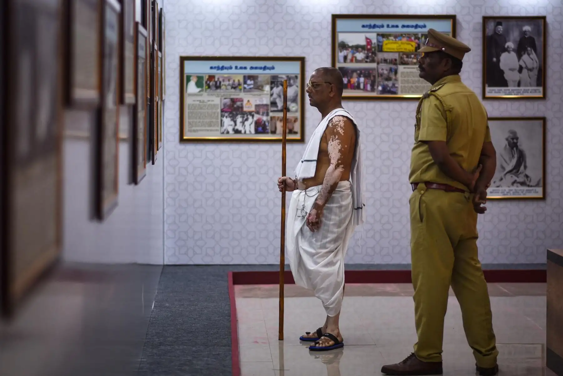 Anand Kumar Bhowmick, de 57 años, vestido como Mahatma Gandhi mira fotos de Gandhi con motivo del Día de los Mártires, que marca el 75 aniversario de su muerte, en el Museo Egmore en Chennai, India, el 30 de enero de 2023. El Día de los Mártires se celebra anualmente el 30 de enero en India para conmemorar la muerte del padre de la nación, Mahatma Gandhi, asesinado por Nathuram Vinayak Godse el 30 de enero de 1948. El día se observa como un día de paz y no violencia.

Foto: EFE