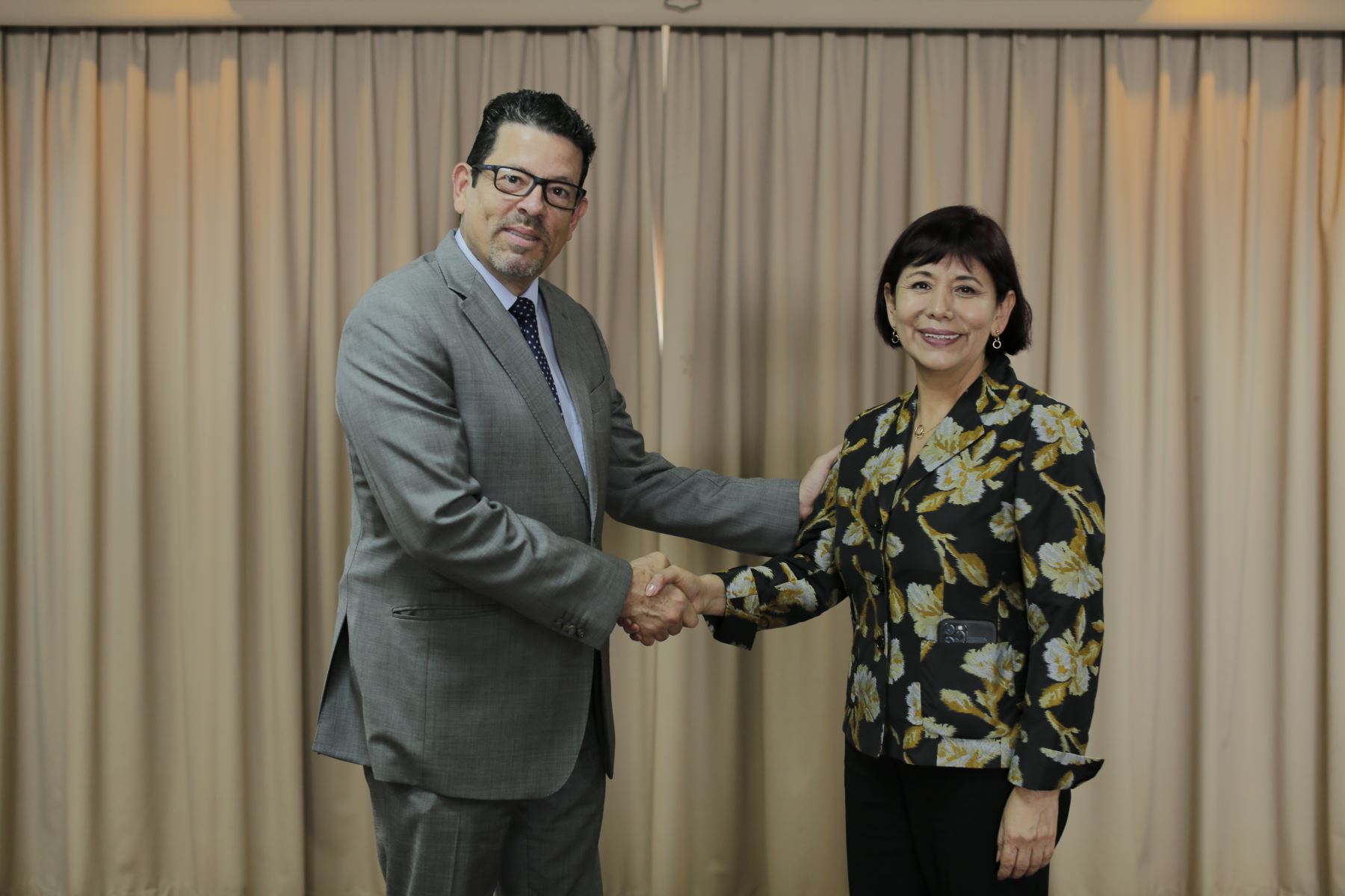 El jefe de la Misión de la OIM en Perú, Jorge Baca Vaughan, y la ministra de la Mujer, Nancy Tolentino, sellaron compromiso de trabajo conjunto. ANDINA/ MIMP