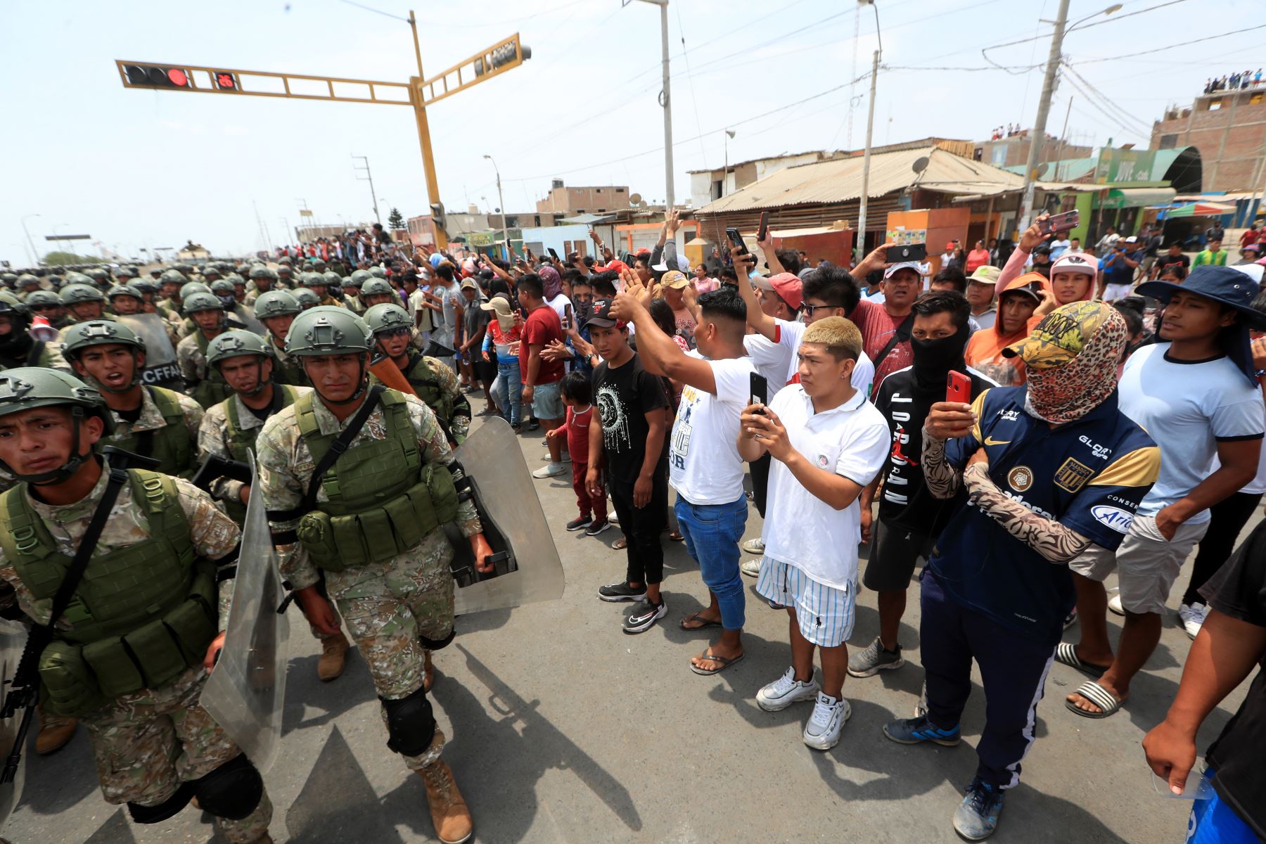 Fuerzas Armadas ejecutan acciones de apoyo a la Policía Nacional para desbloquear la panamericana sur 

Foto: ANDINA/Difusión