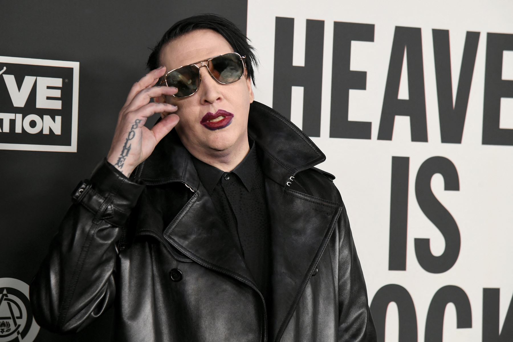 La denuncia contra Brian Warner, cuyo nombre artístico es Marilyn Manson, alcanza a los sellos discográficos del artista. Foto: AFP