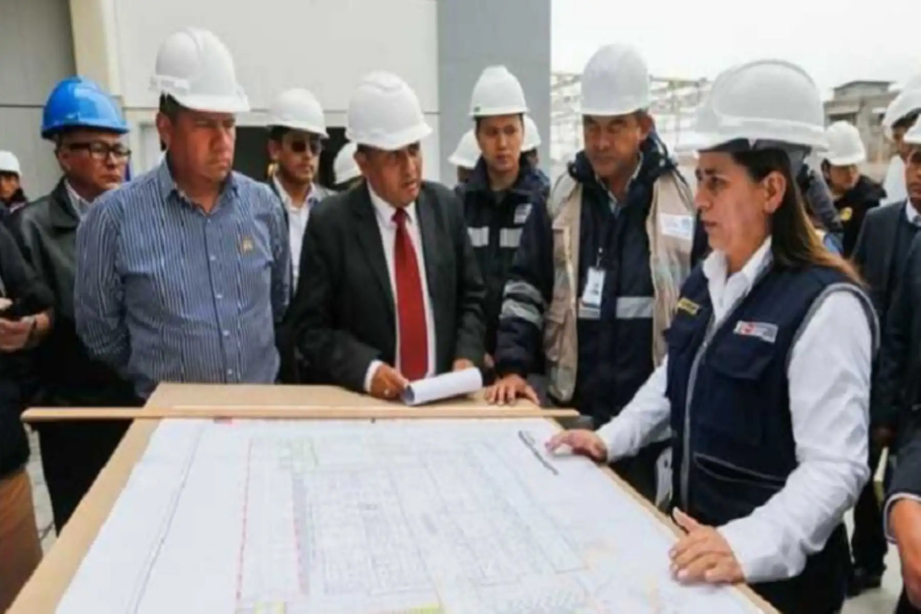 La ministra Rosa Gutiérrez entregó en Junín cinco ambulancias, una tonelada y media de medicamentos, equipamiento, insumos e inspeccionó el avance de obras.