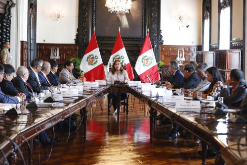 Presidenta Dina Boluarte sostuvo reunión con miembros de la Federación Peruana de Cajas Municipales de Ahorro y Crédito