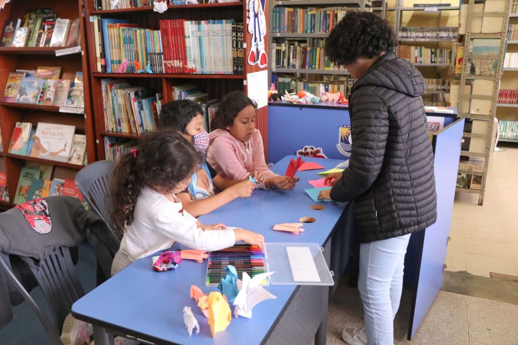 En una Estación de Biblioteca Pública se ofrecen libros y recreación para niños, niñas, adolescentes y, para acercar su gusto a la lectura de libros impresos y digitales. ANDINA/ BNP.