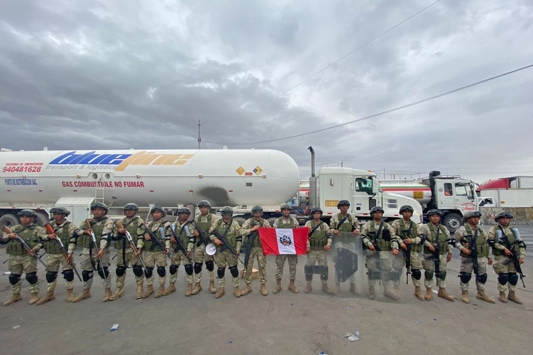 Con el fin de garantizar el tránsito vehicular en la carretera Panamericana Sur en la provincia de Ica, un fuerte contingente de la Policía Nacional y del Ejército Peruano resguardan la vía entre los kilómetros 263 y 290. Foto: Difusión