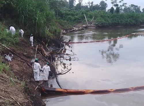 Brigada de Petroperú contiene fuga de petróleo e inicia trabajos de limpieza en la zona afectada por el derrame causado por el corte a la tubería del Oleoducto Norperuano, en Amazonas.