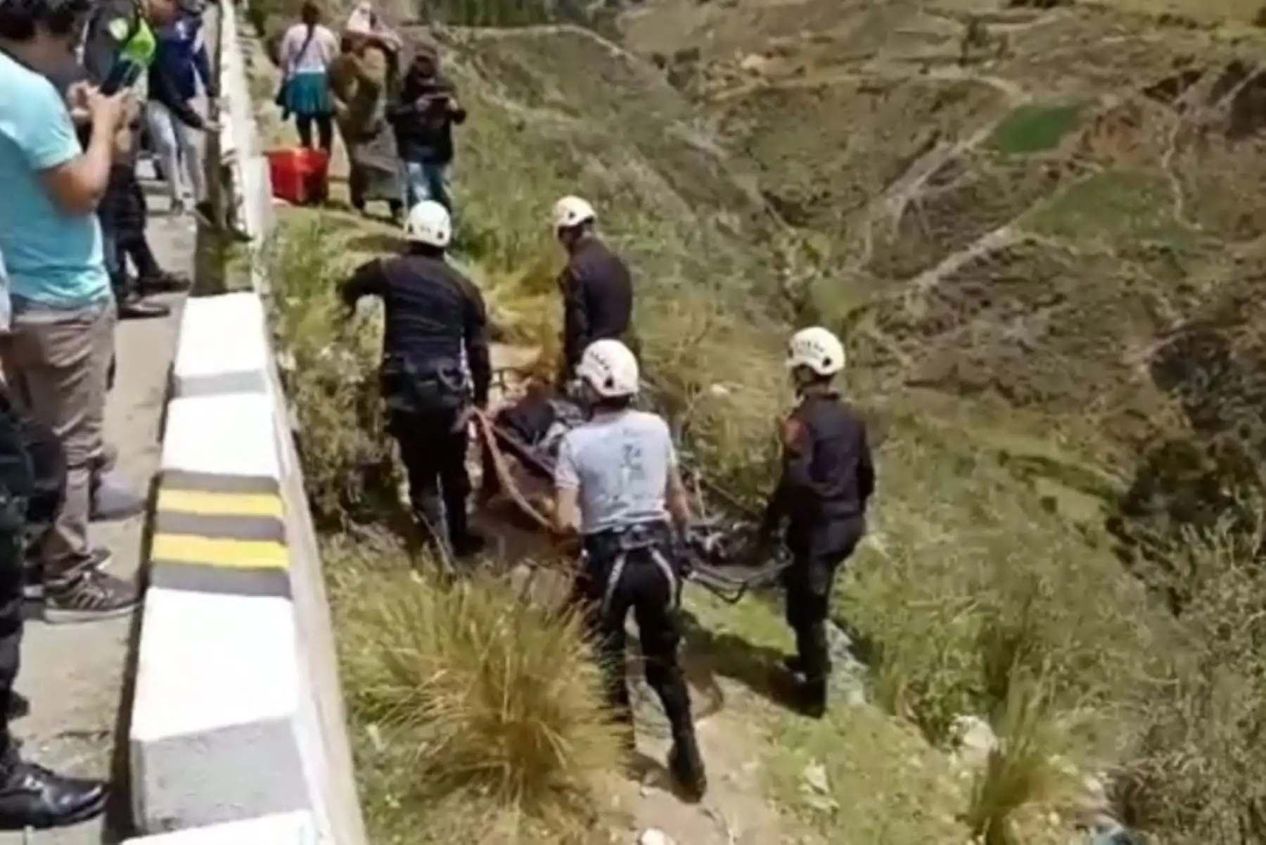 La suboficial de tercera Betzy Diana Machacuay Jaramillo murió de manera instantánea, pues producto del fuerte impacto salió disparada del automóvil siniestrado.
