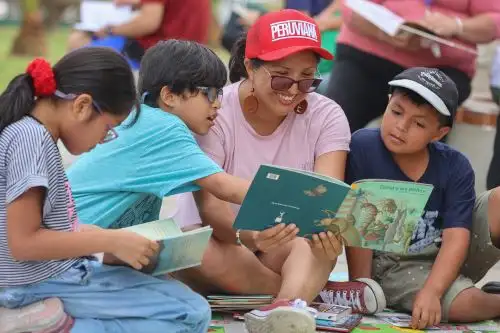 Lectura en la biblioteca comunal El Manzano, iniciativa impulsada en el Rímac por la comunicadora Minerva Mora. Foto: ANDINA/Andrés Valle