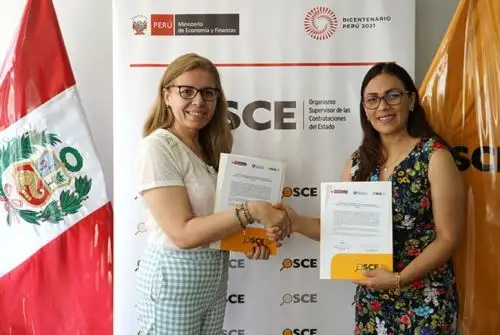 Presidenta ejecutiva del OSCE, Ada Basulto, y la alcaldesa de la municipalidad distrital de Surquillo, Cintia Loayza Álvarez, firmaron un acta de intención para impulsar mejores contrataciones. Foto: cortesía.
