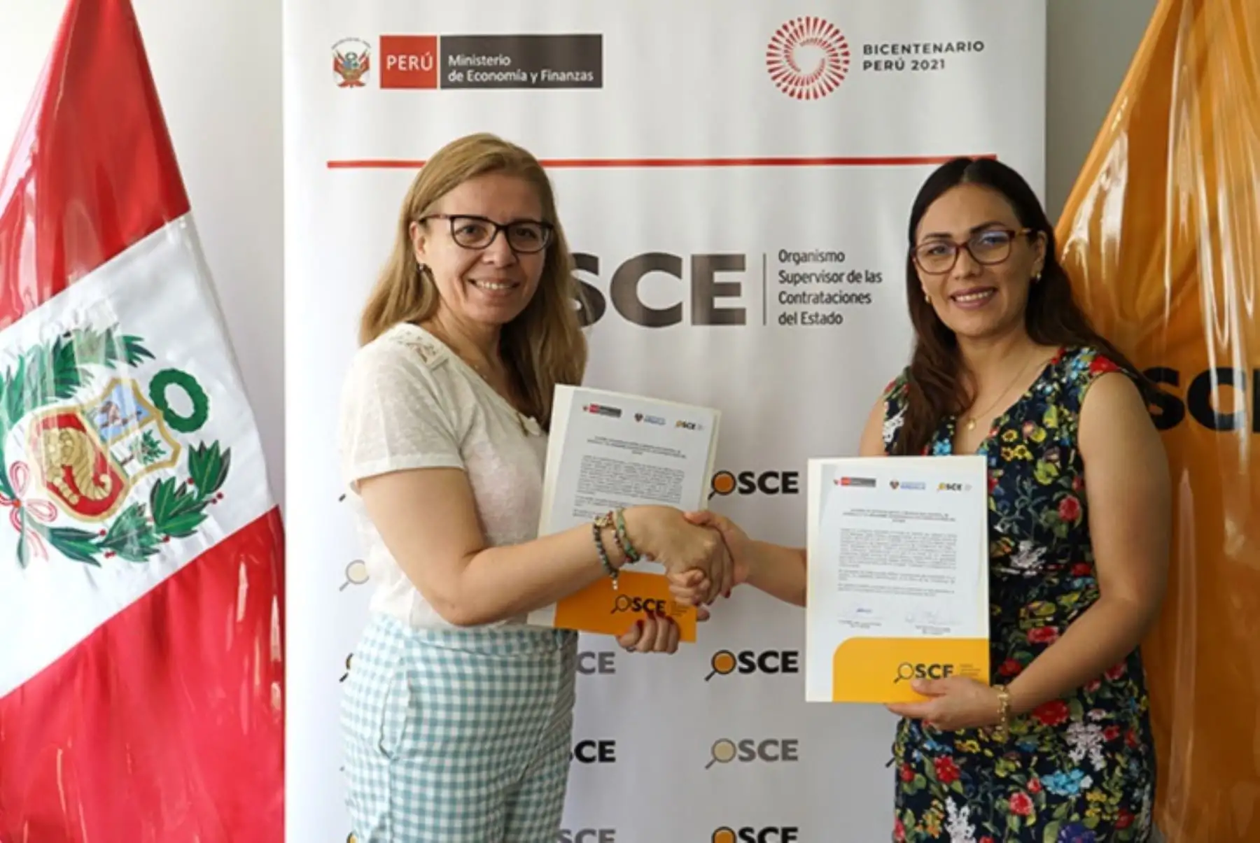 Presidenta ejecutiva del OSCE, Ada Basulto, y la alcaldesa de la municipalidad distrital de Surquillo, Cintia Loayza Álvarez, firmaron un acta de intención para impulsar mejores contrataciones. Foto: cortesía.