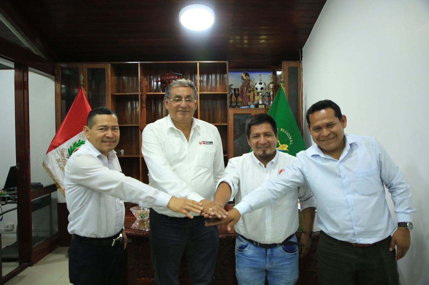 Ministro de Energía y Minas, Óscar Vera (segundo a la izquierda), se reunió con autoridades de la región Loreto. Foto: cortesía.