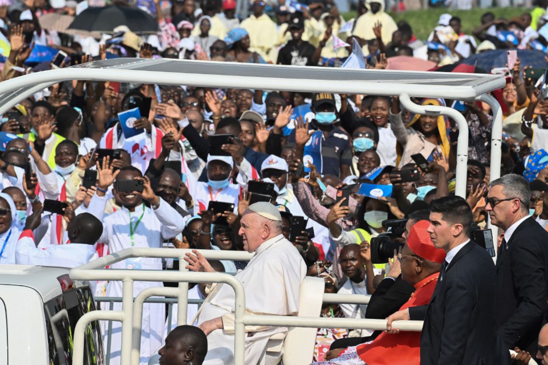El Papa Francisco saluda cuando llega en el papamóvil para la misa en el Aeropuerto N