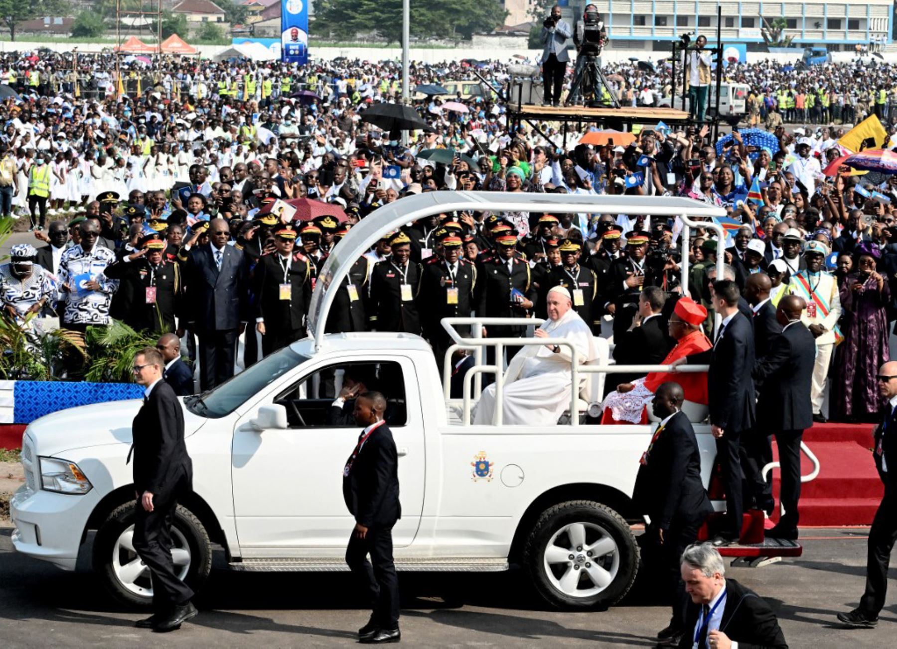 El Papa Francisco llega en papamóvil para la misa en el Aeropuerto N