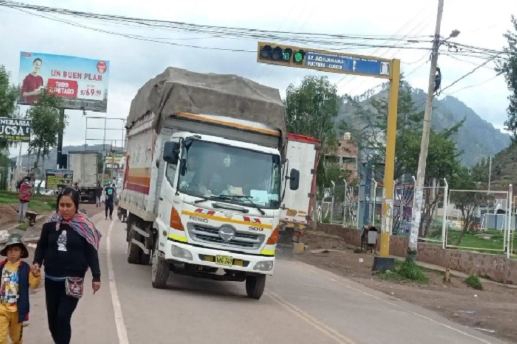 Pese a las lluvias y viento que se registraban, los agentes del orden procedieron a la limpieza de la carretera y ya es libre el paso de Cusco-Anta, Anta-Limatambo y Limatambo-Abancay.