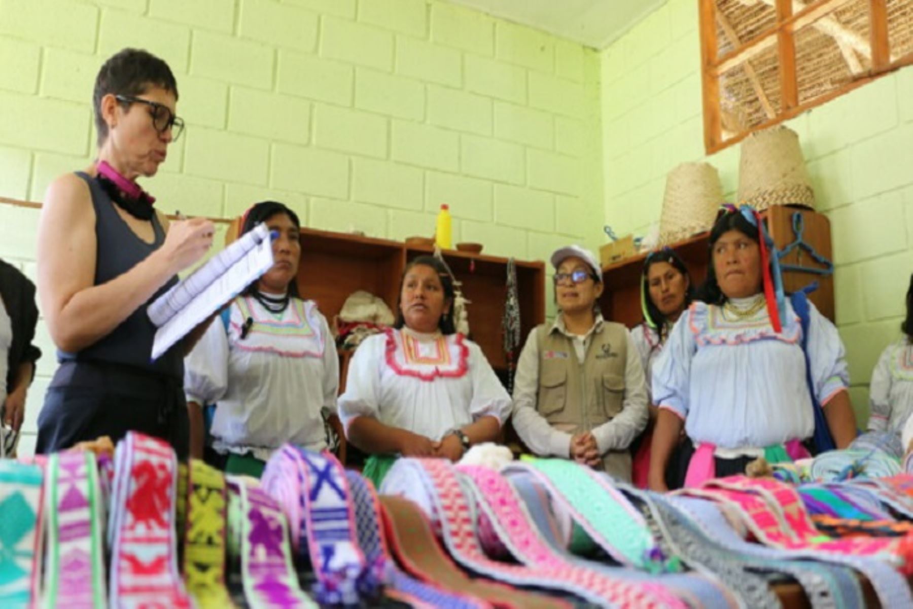 Mujeres tejedoras, integrantes de “Warmi Awadora”, contribuyen con la conservación de más de 16,000 hectáreas de bosques comunales, en beneficio de más de 330 familias de esa zona del país.