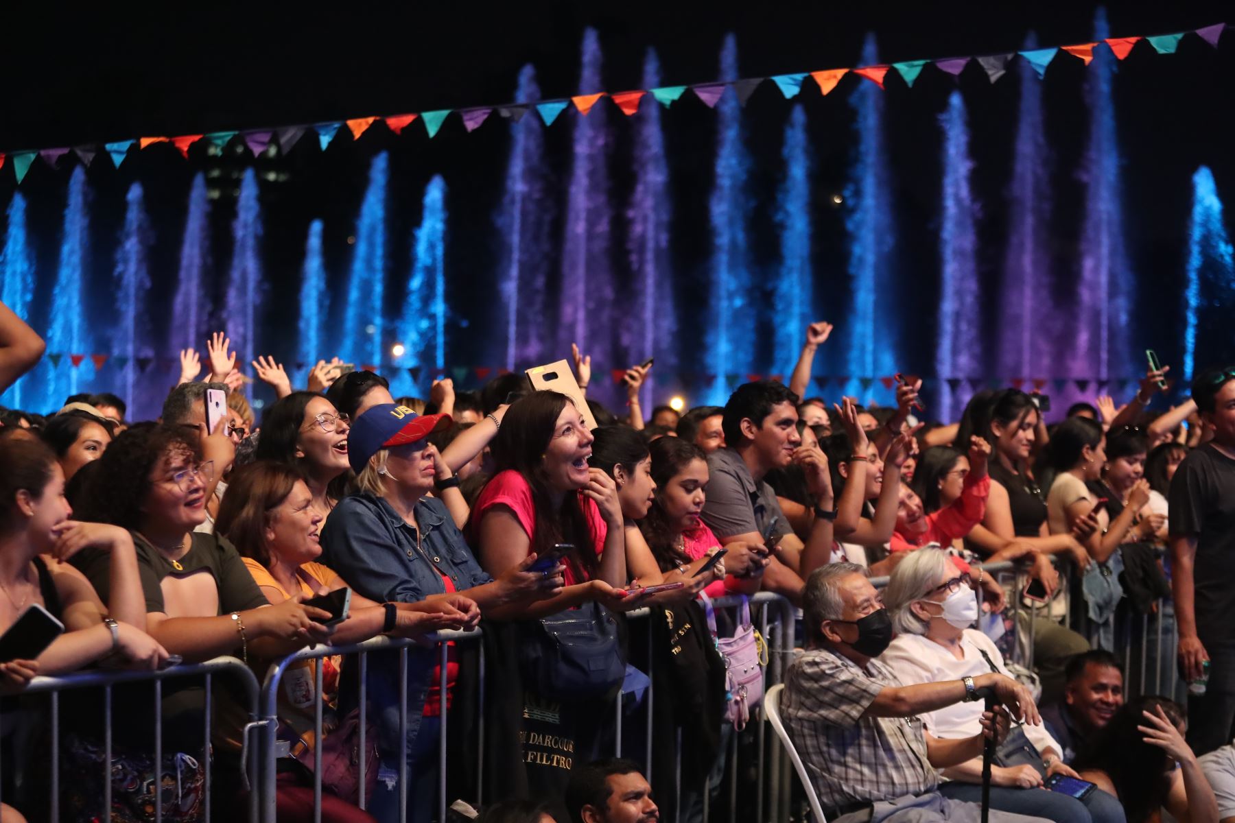 Por el inicio del mes de los carnavales la Municipalidad de Lima ofreció un concierto de Daniela Darcourt en el ciurcuito mágico del agua. Este espectáculo forma parte de las diversas actividades que ofrecerá en febrero la municipalidad, promoviendo el entretenimiento, la música y la alegría entre las familias.

Foto: ANDINA/Ricardo Cuba