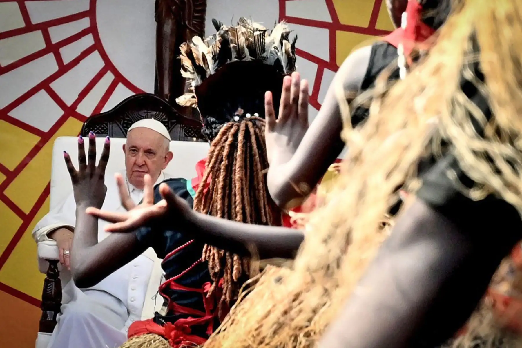 El Papa Francisco observa la ceremonia de bienvenida mientras se reúne con jóvenes y catequistas en el Estadio de los Mártires en Kinshasa, República Democrática del Congo. Foto: AFP