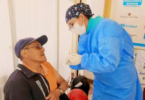 Brigadas de salud de Áncash iniciaron la aplicación de la vacuna bivalente contra el covid-19 a adultos mayores de 60 años de edad a más. Foto: ANDINA/Difusión.