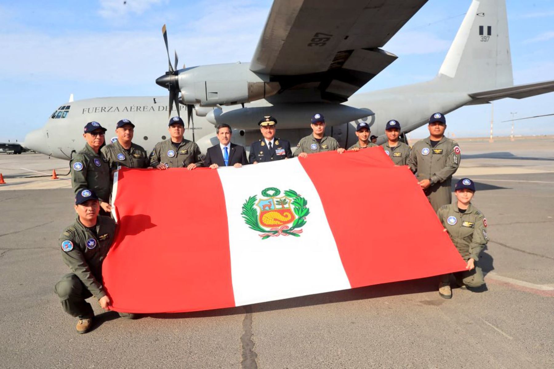 Desde el Grupo Aéreo N° 8, el ministro Jorge Chávez Cresta, preside ceremonia de despedida de la expedición 
de la FAP que integrará a la vigésimo novena campaña del Perú al continente Antártico (ANTAR XXIX), que durará 70 días, de los cuales 35 será de navegación y 35 de investigación. Foto: Mindef