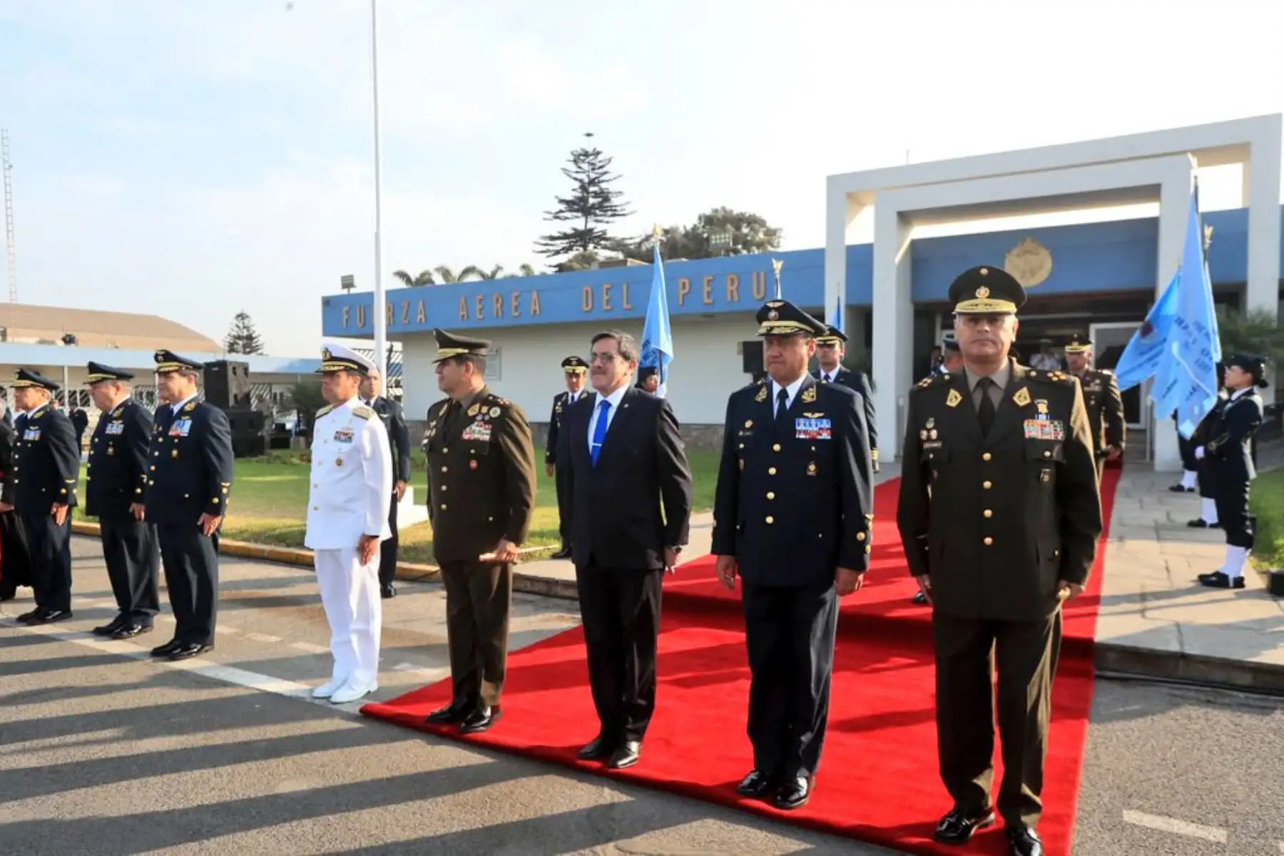 Desde el Grupo Aéreo N° 8, el ministro Jorge Chávez Cresta, preside ceremonia de despedida de la expedición 
de la FAP que integrará a la vigésimo novena campaña del Perú al continente Antártico (ANTAR XXIX), que durará 70 días, de los cuales 35 será de navegación y 35 de investigación. Foto: Mindef