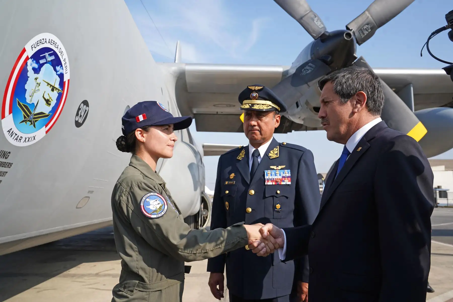 Por primera vez una mujer forma parte de la delegación de la Fuerza Aérea, que parte a una misión científica hacia el continente blanco, se trata de la capitán FAP, Cynthia Hidalgo Cárdenas, que pertenece a la Dirección de Meteorología Aeronáutica. Foto: Difusión