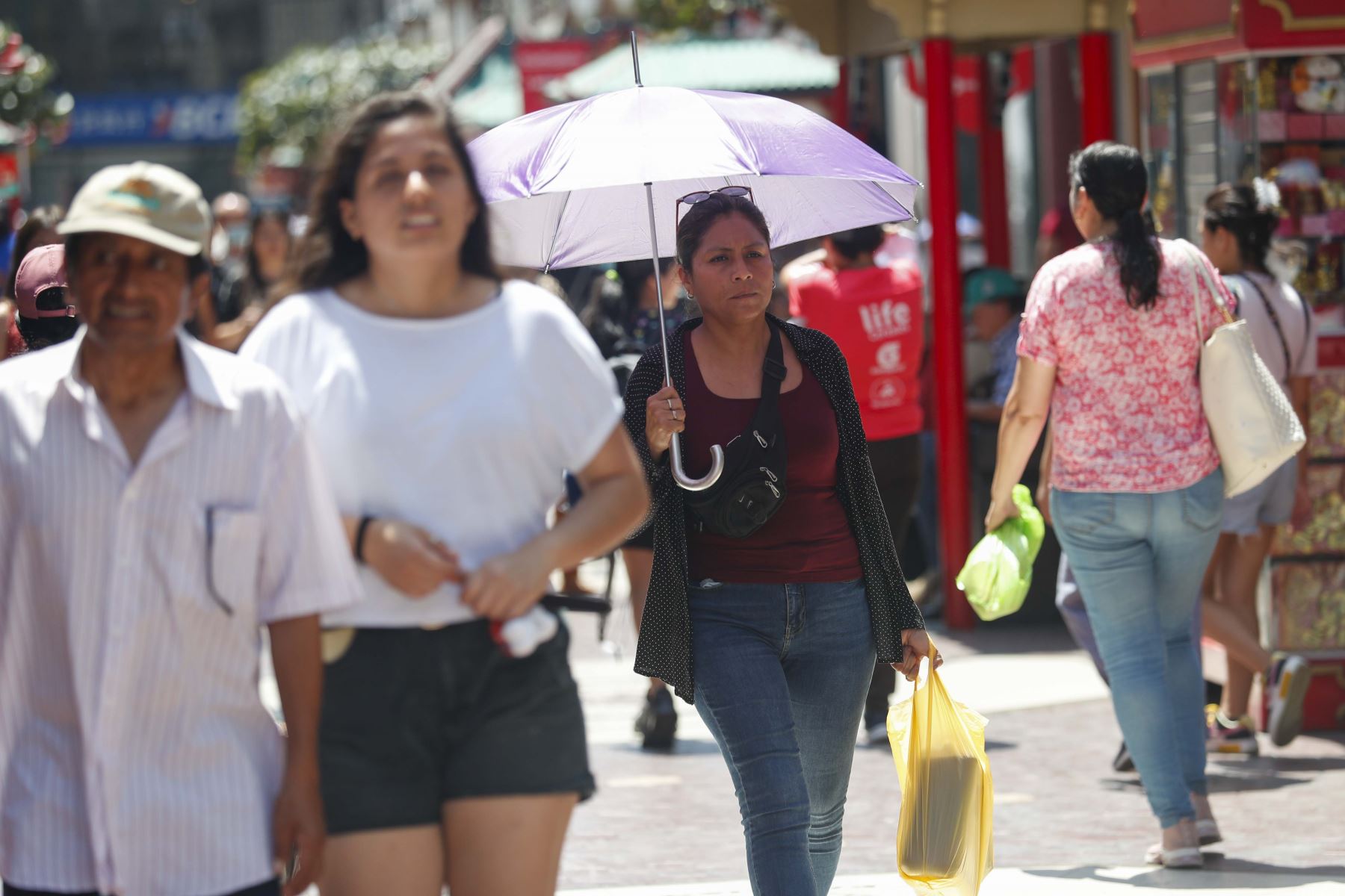 Personas caminando en el centro de Lima, comercios cerrados, personas, calor, sol, barrio chino, verano. Foto: ANDINA/Carla Patiño Ramírez