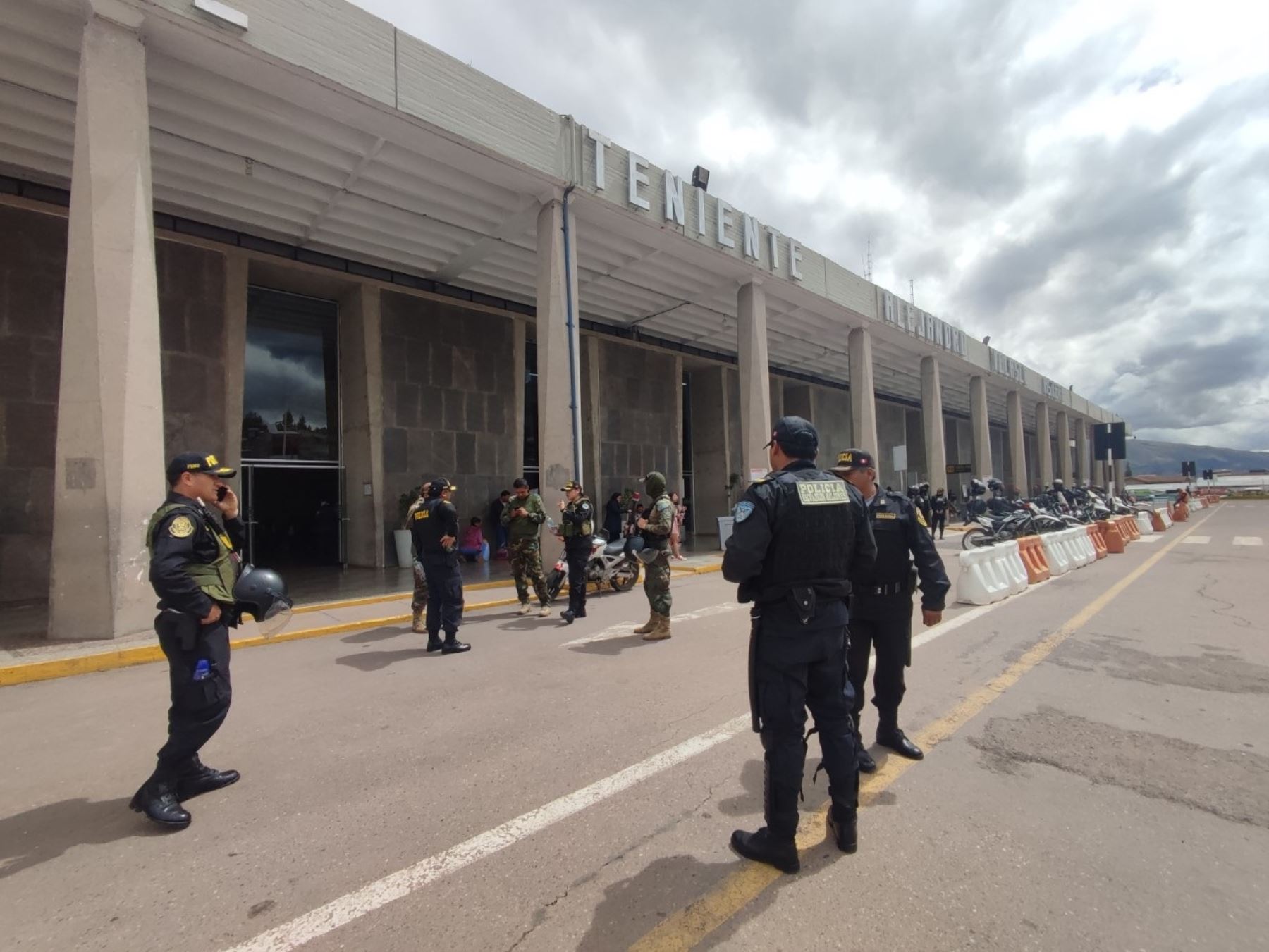 Las fuerzas del orden han reforzado la seguridad en el interior y exterior del aeropuerto de Cusco. Foto: ANDINA/Percy Hurtado Santillán.