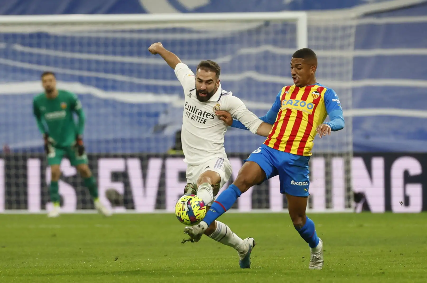 El defensa del Real Madrid, Dani Carvajal, disputa un balón con el delantero brasileño del Valencia, Samuel Lino  durante el partido de la jornada 17 de LaLiga que Real Madrid y Valencia CF disputan este jueves en el estadio Santiago Bernabéu. 
Foto: EFE