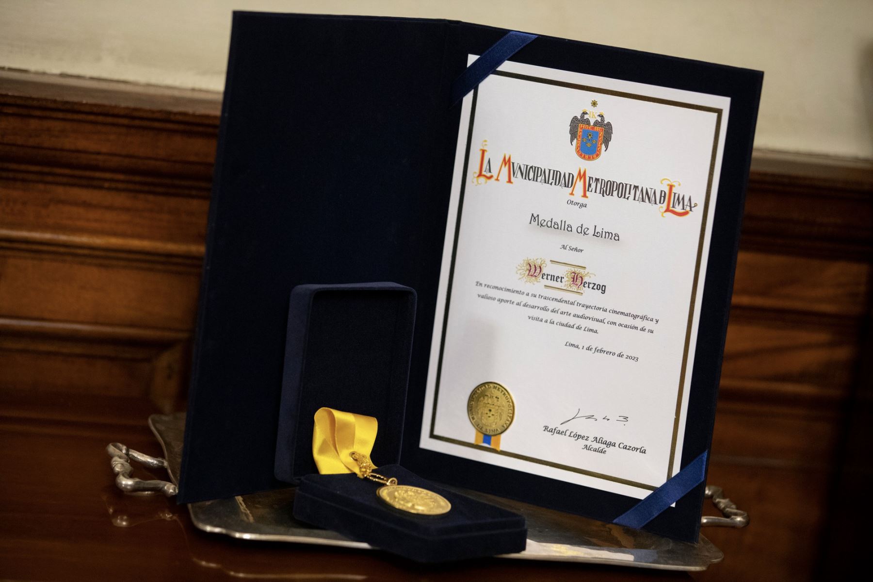 El día de ayer el galardonado cineasta alemán Werner Herzog, fue condecorado por el alcalde Rafael López Aliaga con la Medalla de Lima, por su renombrada trayectoria y aporte al cine nacional.

Foto: ANDINA/MuniLima