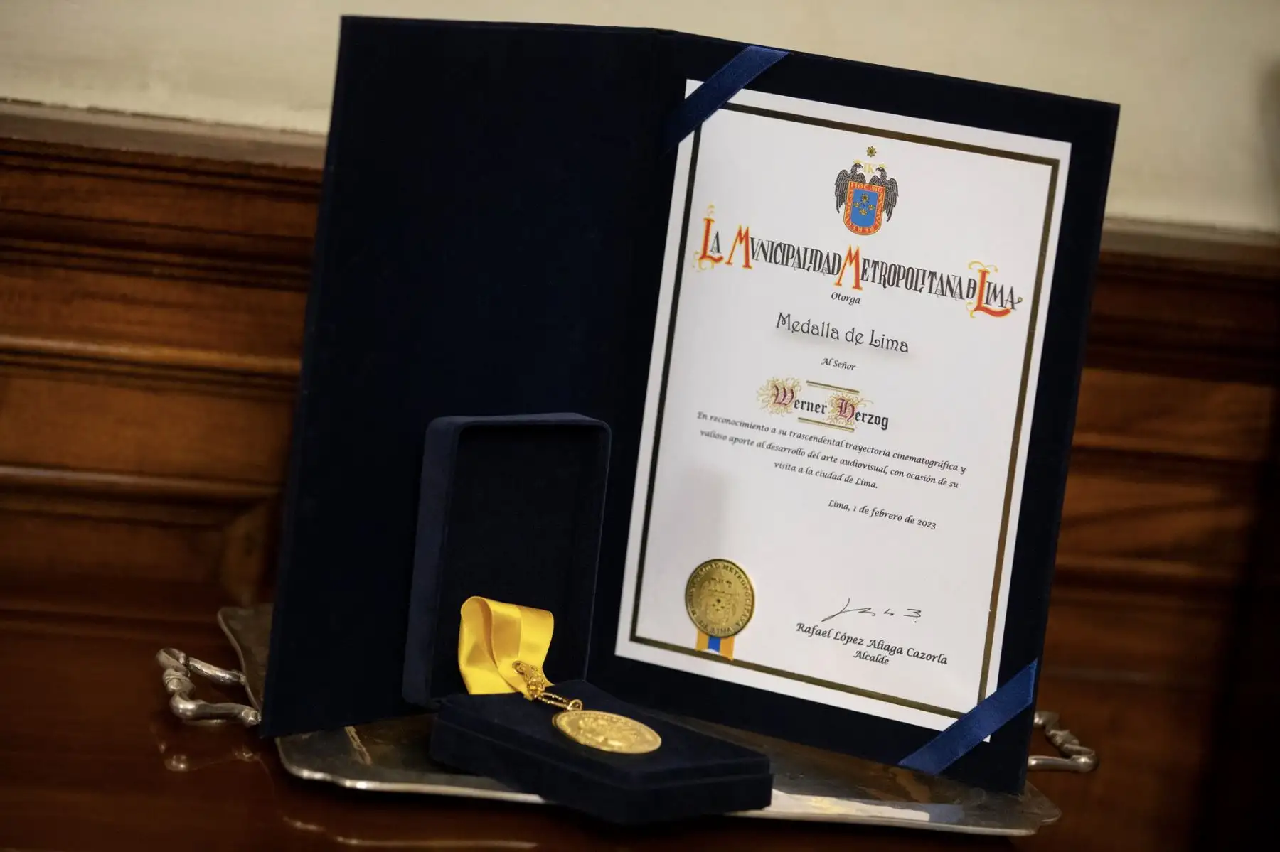 El día de ayer el galardonado cineasta alemán Werner Herzog, fue condecorado por el alcalde Rafael López Aliaga con la Medalla de Lima, por su renombrada trayectoria y aporte al cine nacional.

Foto: ANDINA/MuniLima