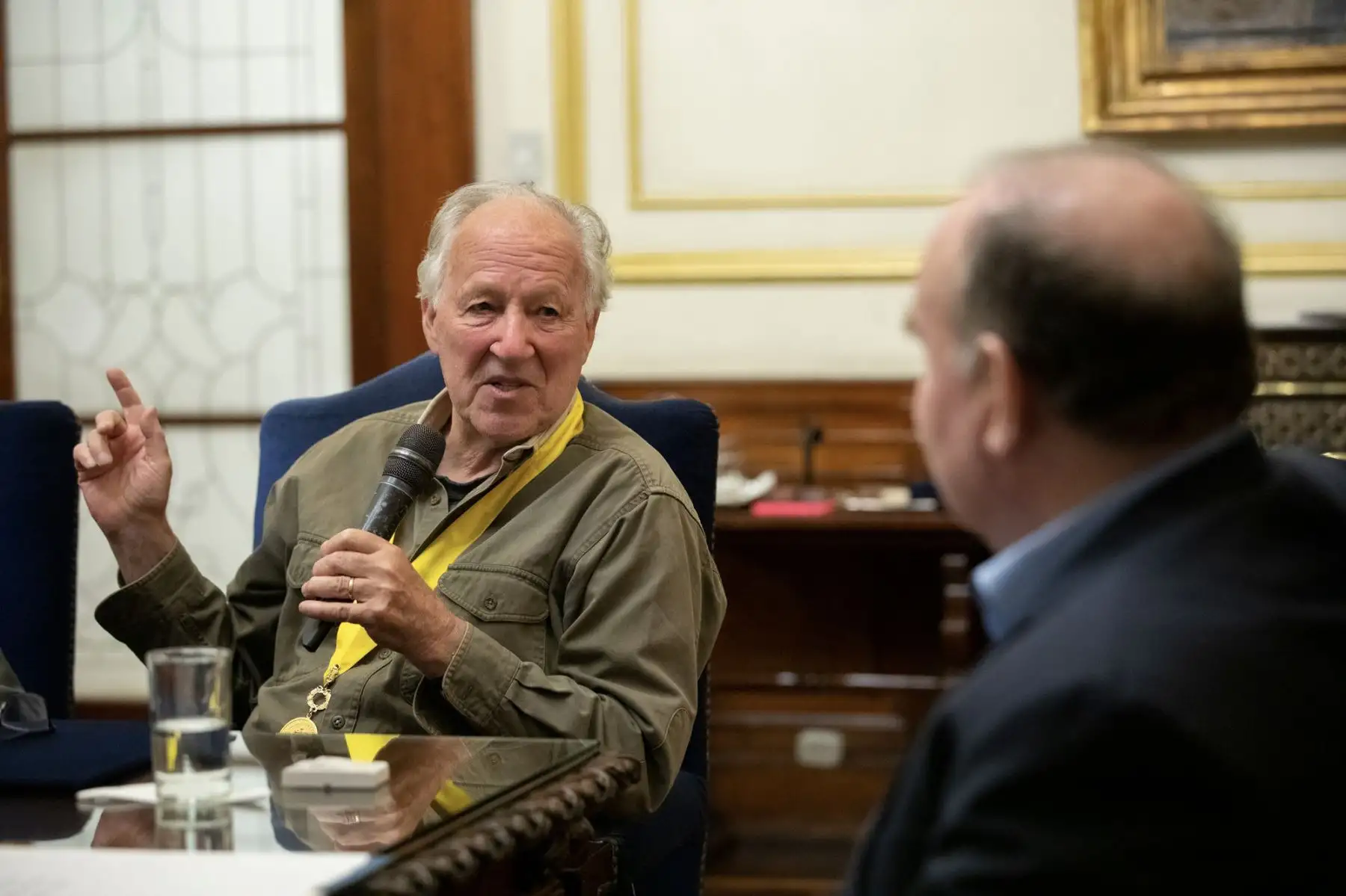 El día de ayer el galardonado cineasta alemán Werner Herzog, fue condecorado por el alcalde Rafael López Aliaga con la Medalla de Lima, por su renombrada trayectoria y aporte al cine nacional.

Foto: ANDINA/MuniLima
