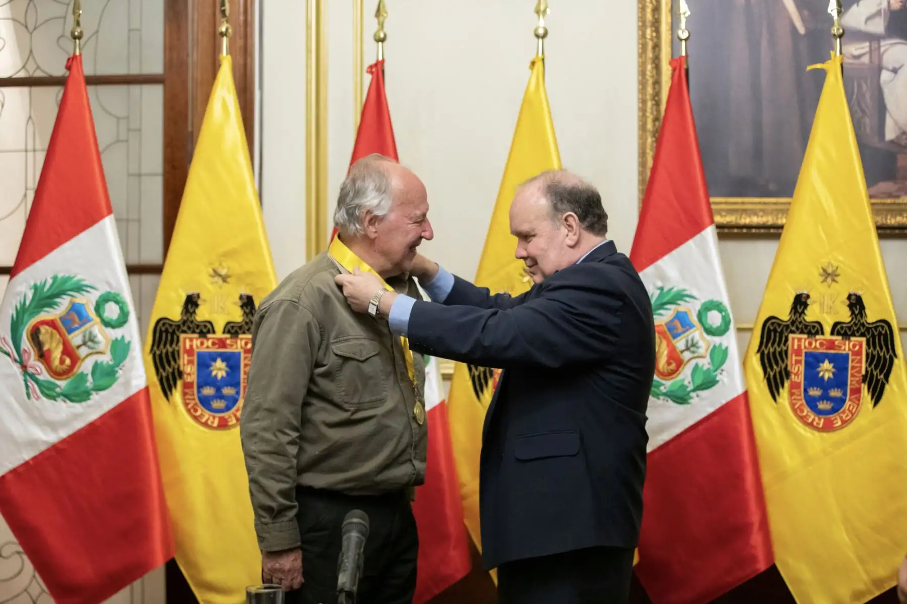 El día de ayer el galardonado cineasta alemán Werner Herzog, fue condecorado por el alcalde Rafael López Aliaga con la Medalla de Lima, por su renombrada trayectoria y aporte al cine nacional.

Foto: ANDINA/MuniLima