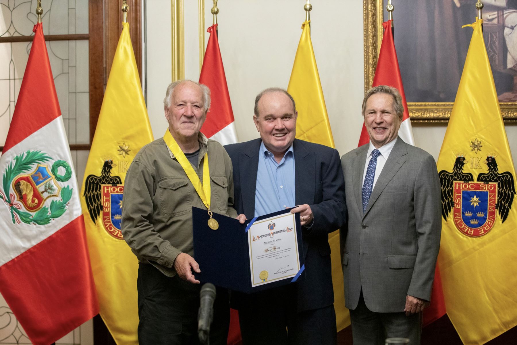 El día de ayer el galardonado cineasta alemán Werner Herzog, fue condecorado por el alcalde Rafael López Aliaga con la Medalla de Lima, por su renombrada trayectoria y aporte al cine nacional.

Foto: ANDINA/MuniLima