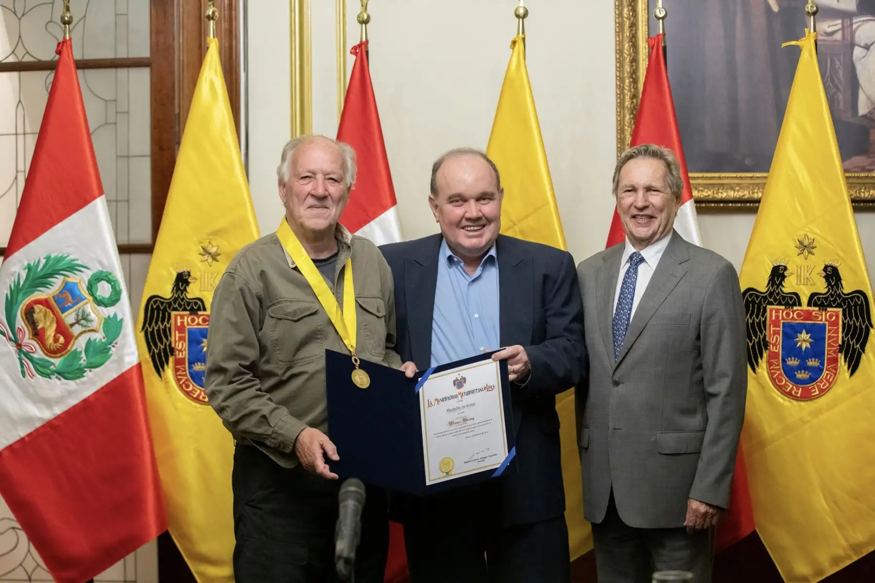 El día de ayer el galardonado cineasta alemán Werner Herzog, fue condecorado por el alcalde Rafael López Aliaga con la Medalla de Lima, por su renombrada trayectoria y aporte al cine nacional.

Foto: ANDINA/MuniLima