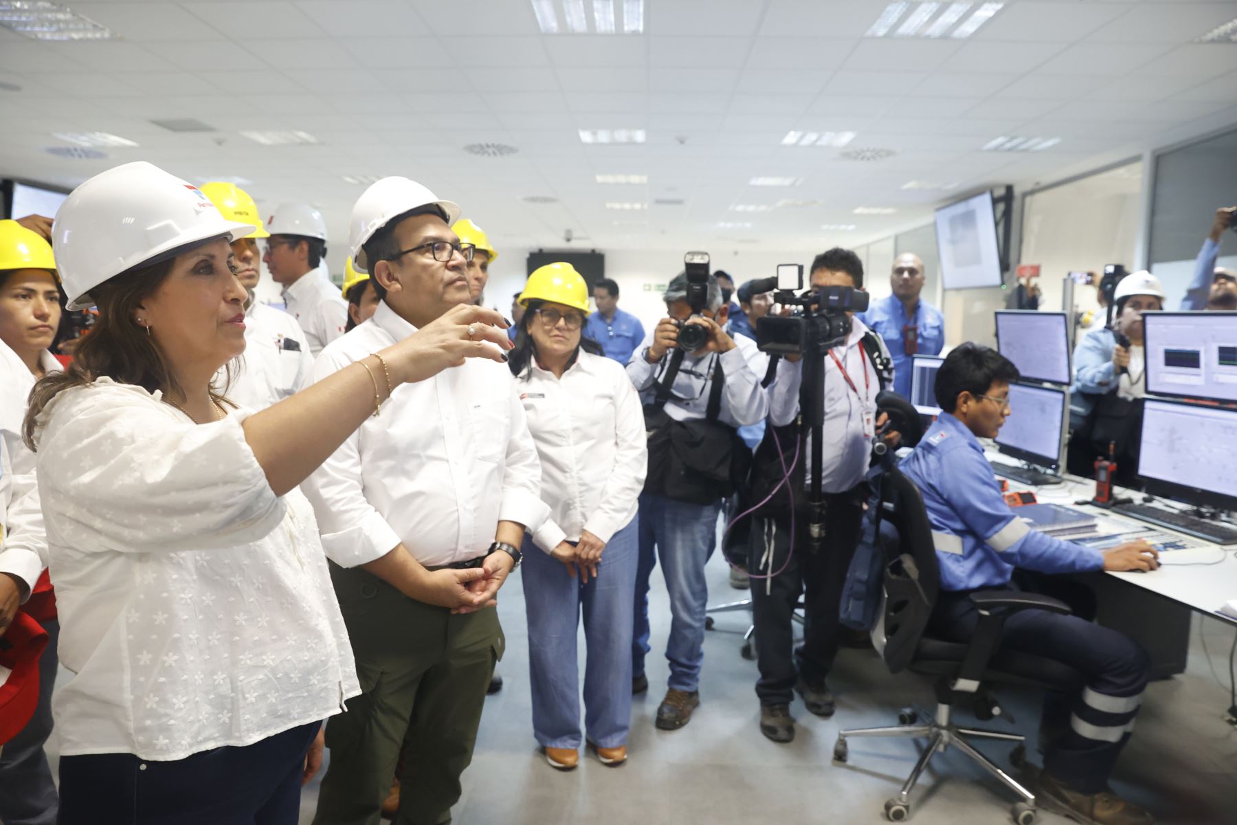 La presidenta Dina Boluarte realizó una visita técnica a la nueva refinería de Talara, en la región Piura, la cual garantizará la producción de combustible limpio para atender la demanda interna, y evitará depender de la importación de hidrocarburos.

Foto: ANDINA/Presidencia Perú