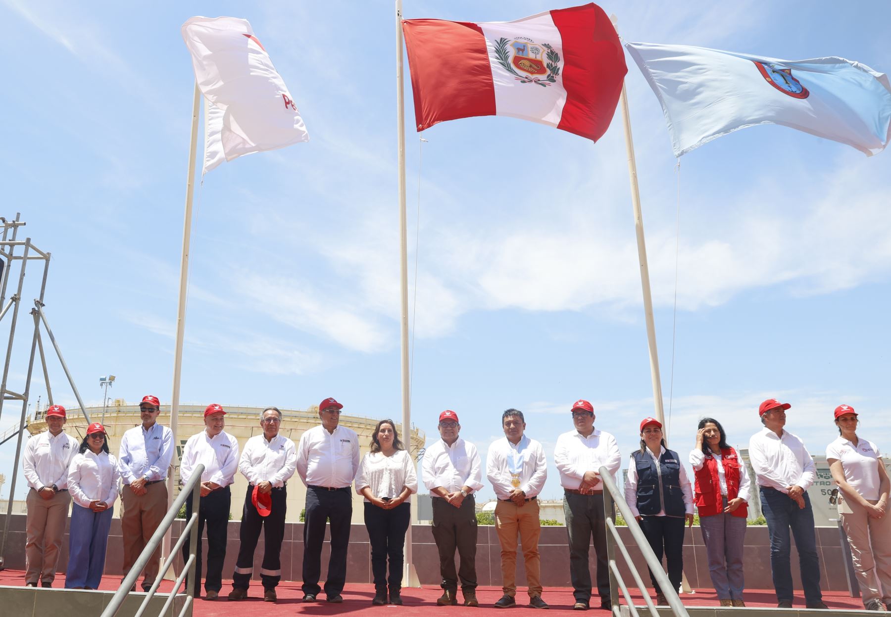 La presidenta Dina Boluarte realizó una visita técnica a la nueva refinería de Talara, en la región Piura, la cual garantizará la producción de combustible limpio para atender la demanda interna, y evitará depender de la importación de hidrocarburos.

Foto: ANDINA/Presidencia Perú
