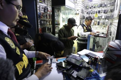 Los negocios intervenidos actúan bajo la fachada de servicios técnicos y venta de accesorios para dispositivos móviles, informó la PNP. ANDINA/ Municipalidad de Lima.