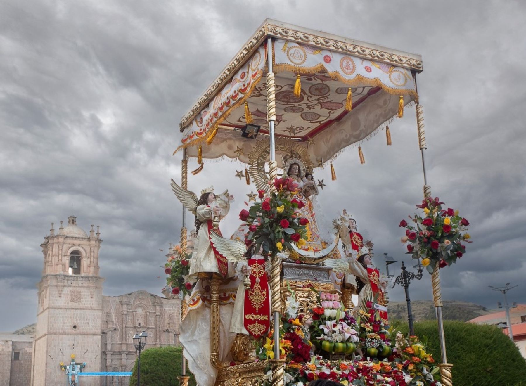 Con tres horas de retraso, la imagen de la Virgen de la Candelaria salió ayer en procesión en Puno acompañada por sus fieles, pese a oposición de un grupo de manifestantes. Foto: Juan Humberto Ccopa.