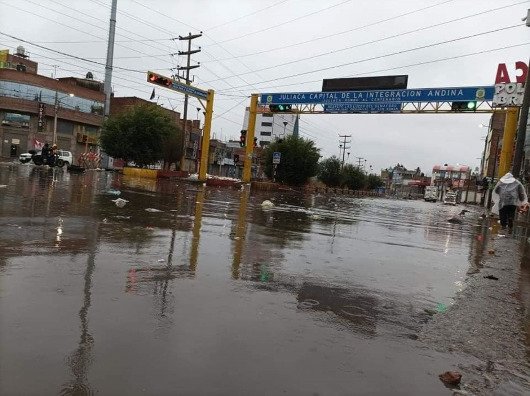 Las lluvias intensas que se registraron en Juliaca inundaron las calles de esa ciudad y afectaron a varias viviendas y locales. Foto: Juan Humberto Ccopa.