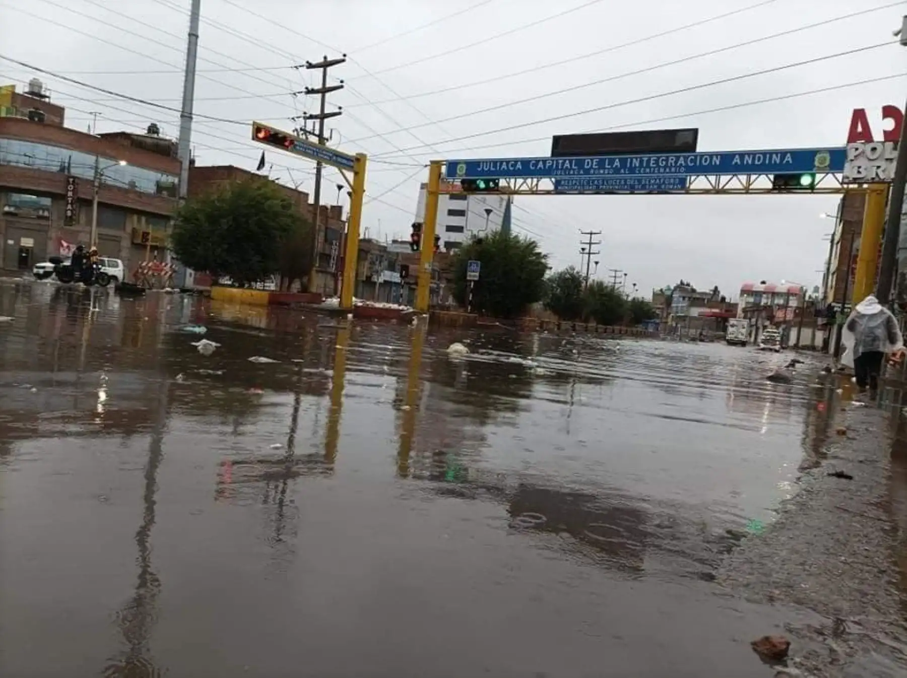 Las lluvias intensas que se registraron en Juliaca inundaron las calles de esa ciudad y afectaron a varias viviendas y locales. Foto: Juan Humberto Ccopa.