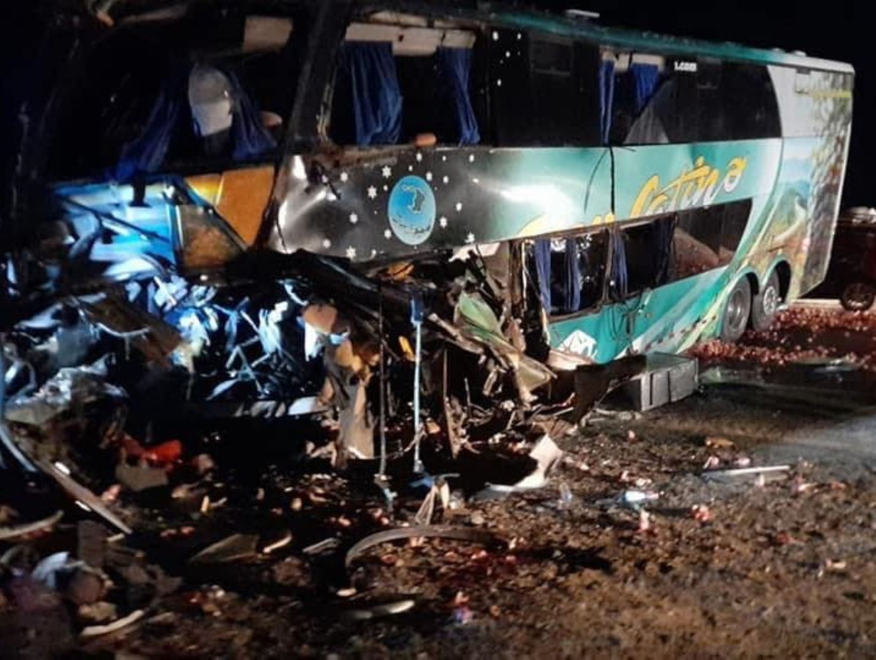 Un bus interprovincial que cubría la ruta Nasca-Arequipa chocó contra un camión de carga. El accidente dejó dos muertos y más de 20 heridos. Foto: Frase Corta/Facebook.