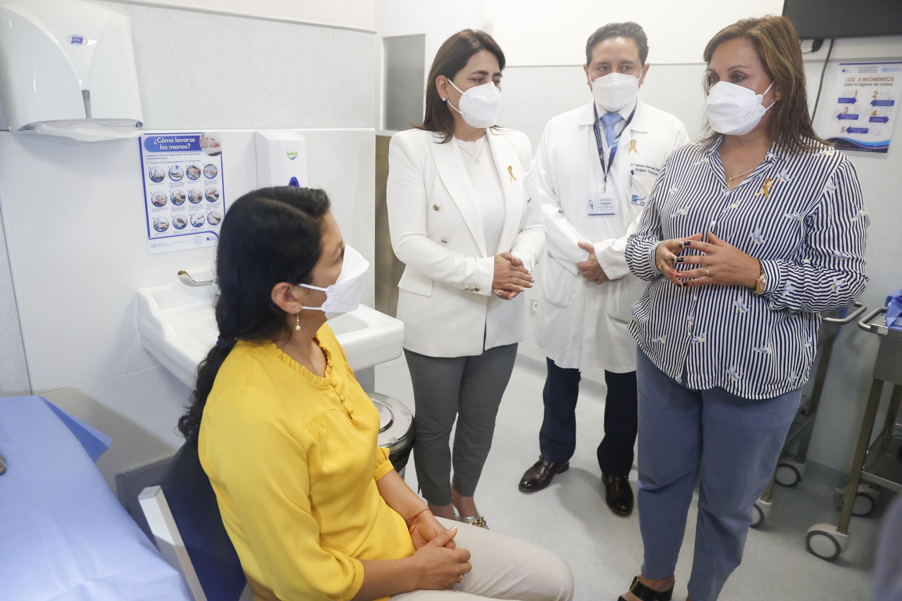 Presidenta Dina Boluarte visitó el INEN y sostuvo encuentro con paciente oncológica. Foto: ANDINA/ Prensa Presidencia