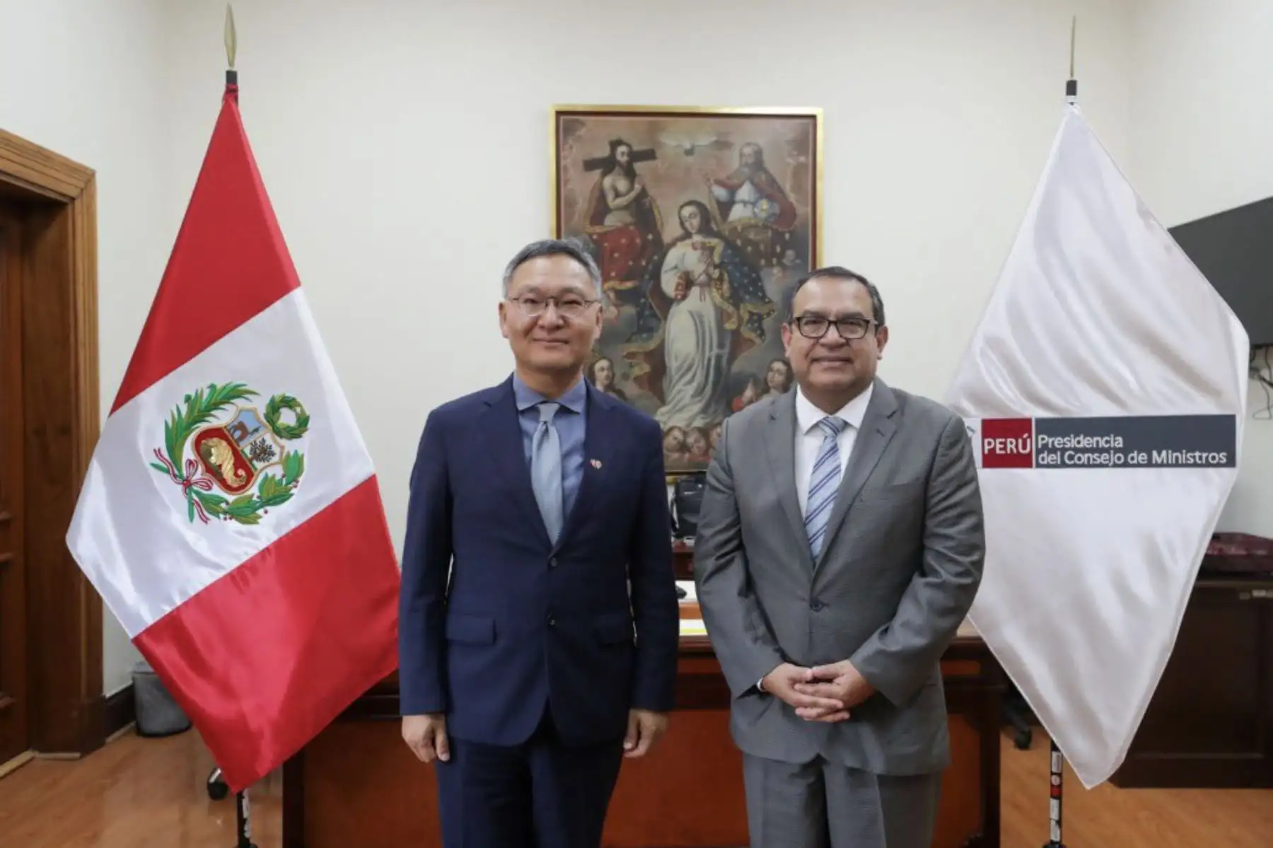 Alberto Otárola recibió en la PCM al embajador coreano Yungjoon Jo. ANDINA/Difusión