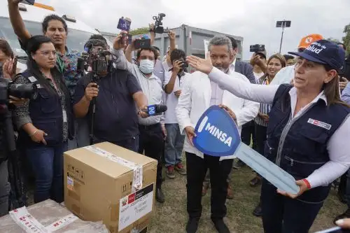 Rosa Gutiérrez, ministra de Salud, entregó ambulancias en Ica. Foto: Genry Bautista.