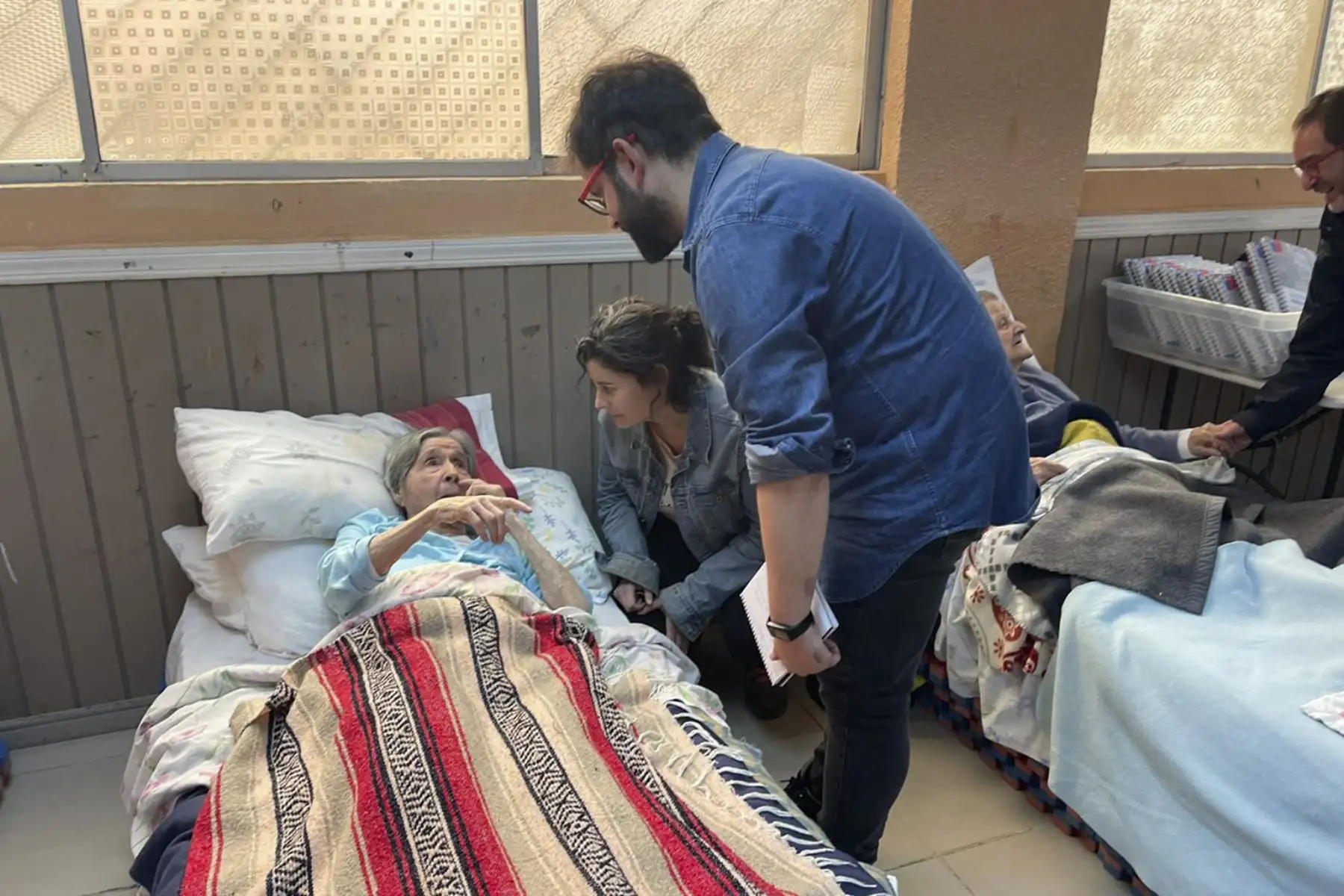 En esta foto publicada por la Presidencia chilena, el presidente de Chile, Gabriel Boric, visita a las víctimas de un incendio en un refugio en Tomé, Chile, el 3 de febrero de 2023.

Foto: AFP