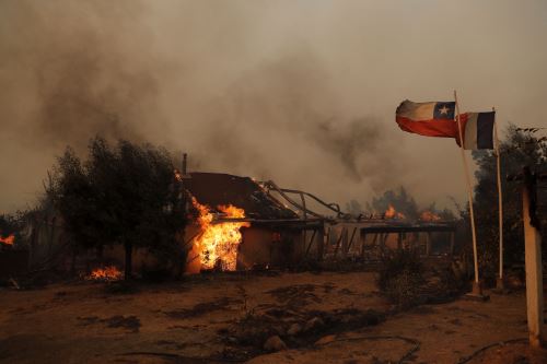 Asciende a 12 el número de muertos en virulentos incendios de Chile